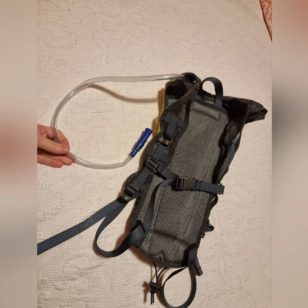 🩶Host Pick🩶Escape 2L hydration backpack hiking running - Picture 11 of 16